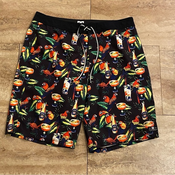 DC Mens Size 34 BoardShorts Parrots Drinks Pattern Beach Swimming Trunks - Picture 1 of 11